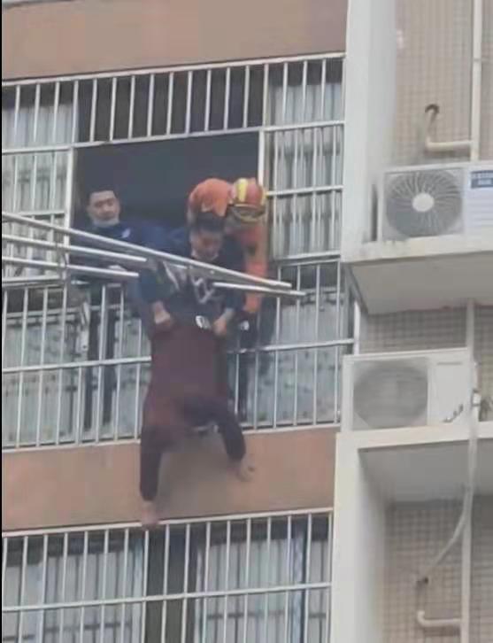 衣杆摇摇欲坠消防破门而入成功救下凯发k8入口武汉一老人倒挂阳台晾(图1)